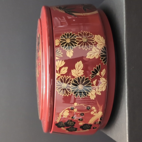 VGT, Red Lacquered Oriental Round Lidded Storage Container with Floral Design. - Picture 3 of 11
